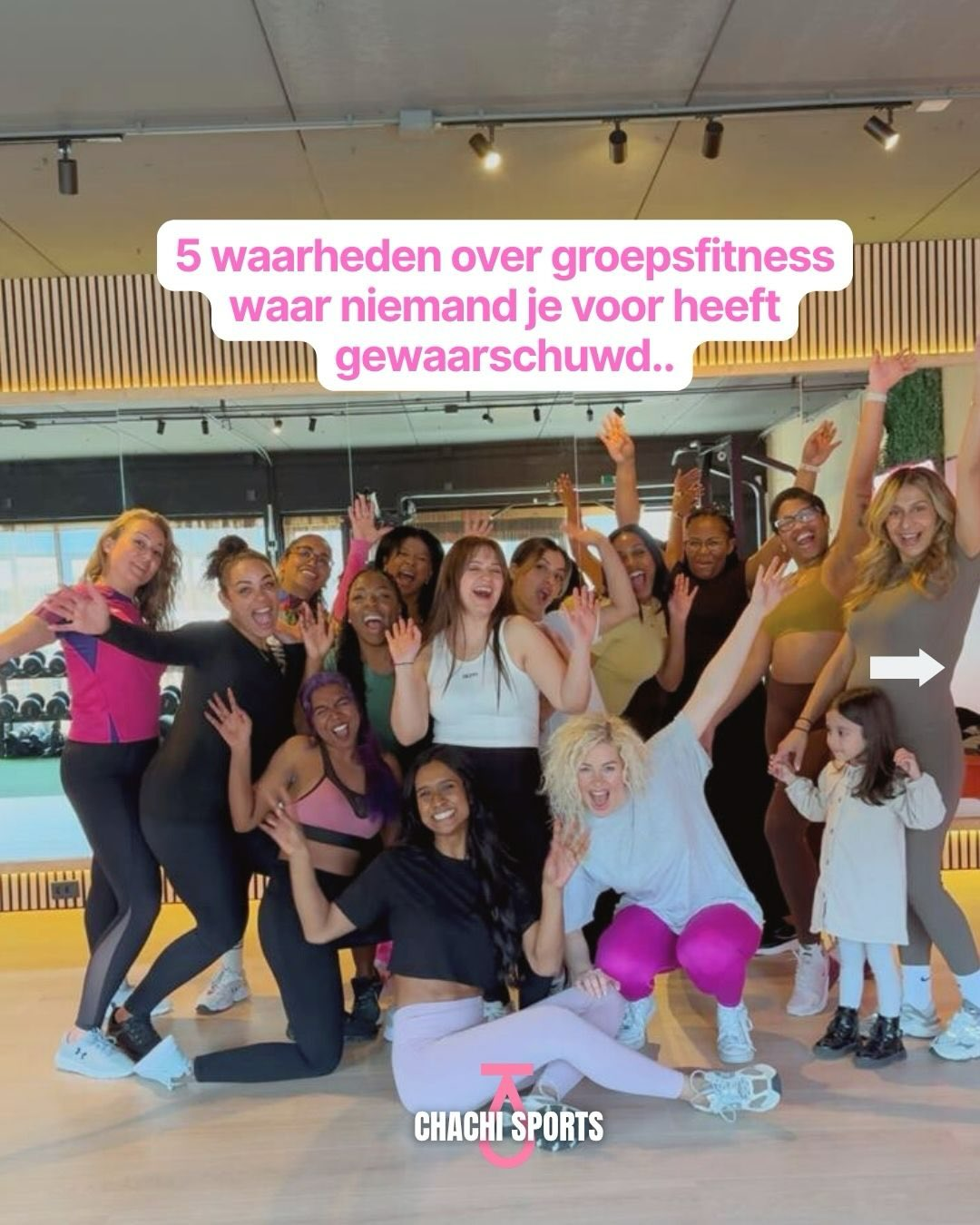 Vrouw zittend op yogamat in serene studio