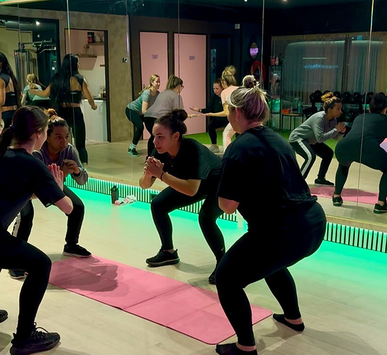Calisthenics training in Utrecht bij Chachi Sports voor vrouwen met eigen lichaamsgewicht en elastieken om kracht, balans en core stability te verbeteren