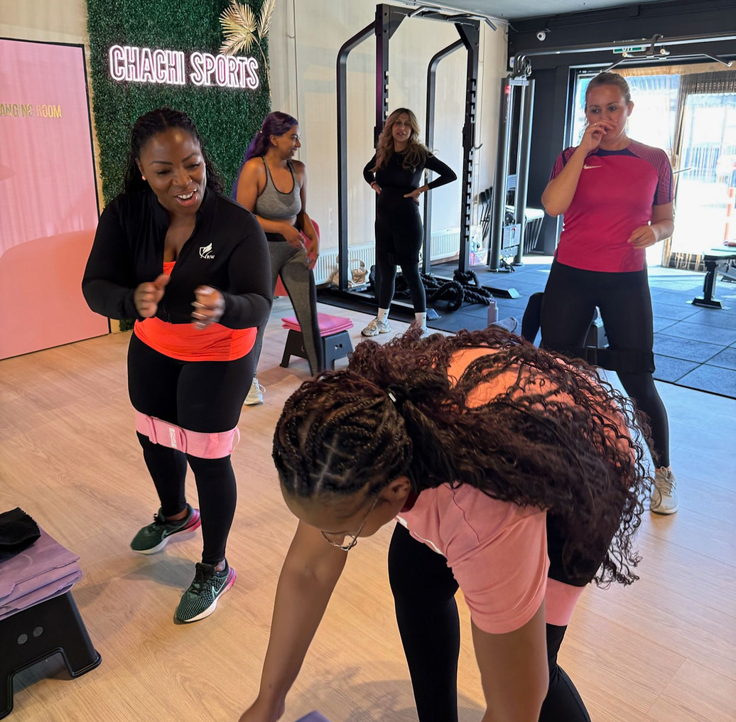Booty Boost training in Utrecht bij Chachi Sports voor vrouwen met gewichten en bands om billen en benen te versterken