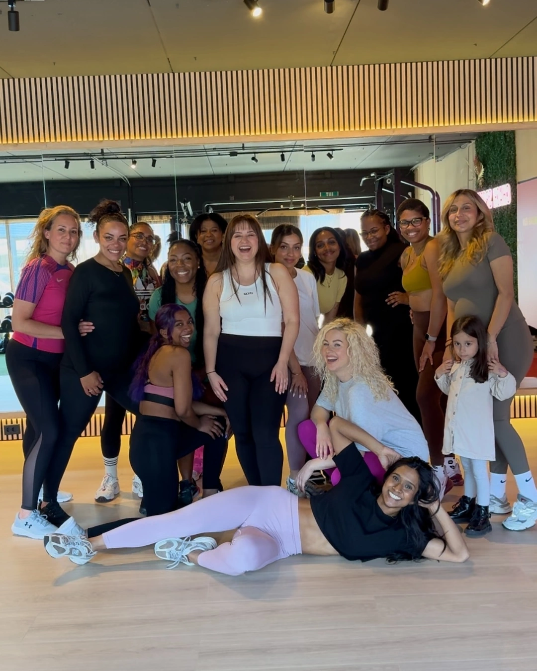 Vrouw zittend op yogamat in serene studio